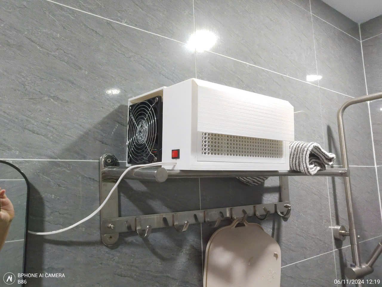 [2] Ảnh chụp từ trái qua phải
